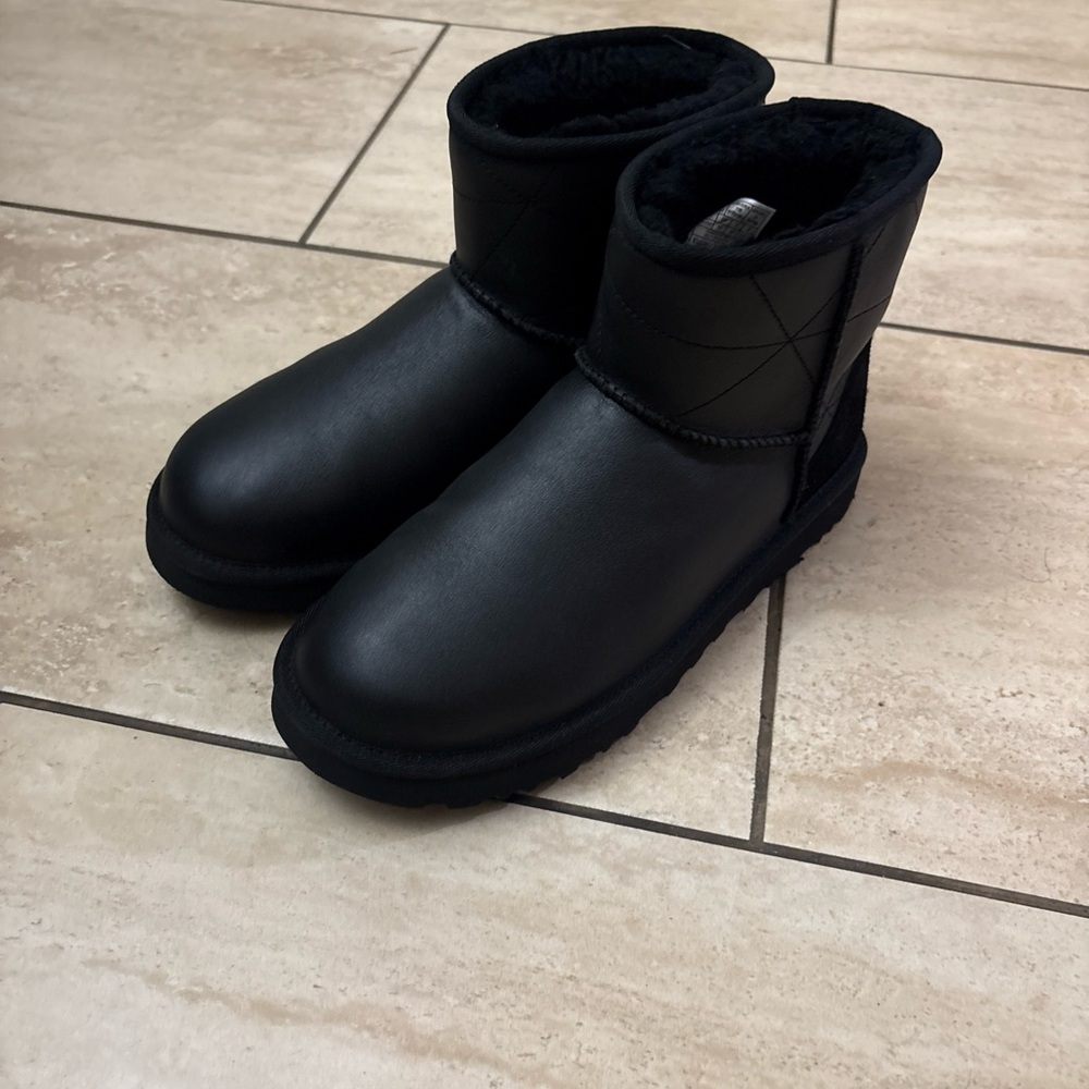 UGG CLASSIC MINI PEARLIZED LEATHER BLACK SHEEPSKIN WOMEN'S BOOTS SIZE US 9 - Picture 2 of 15
